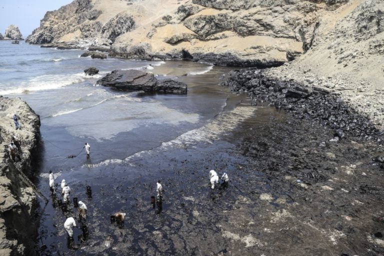 Repsol niega ser responsable del derrame de petróleo