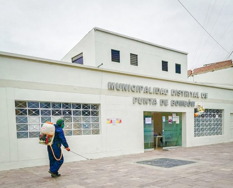 Punta de Bombón reinicia jornadas de fumigación de sedes municipales