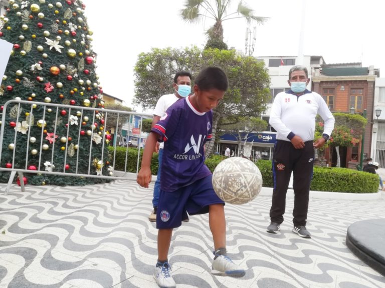 Entregan beca a niño talentoso del futbol de Islay-Matarani