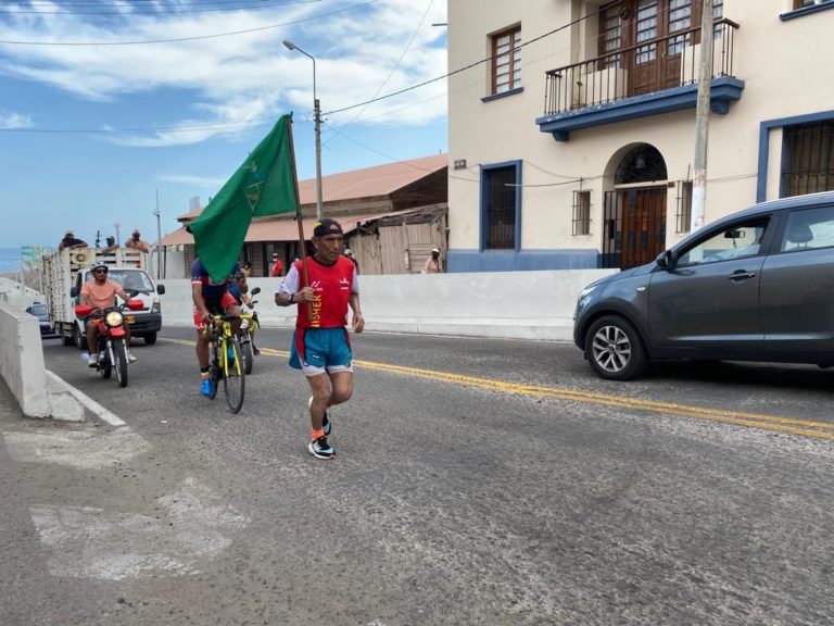 Ultramaratonista Julio Linares cumplió desafío corriendo 50 kilómetros por aniversario de Mollendo