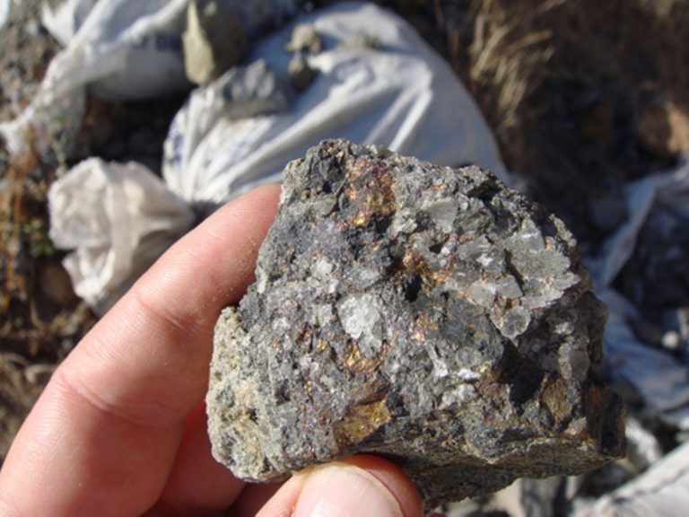 Molibdeno: el mineral gris plateado