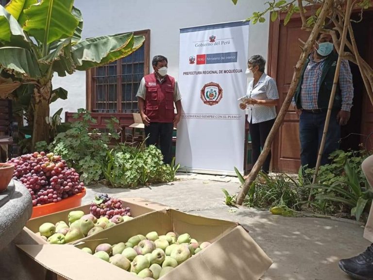 Prefectura Regional de Moquegua hace llegar cajas de frutas a hogar de ancianos