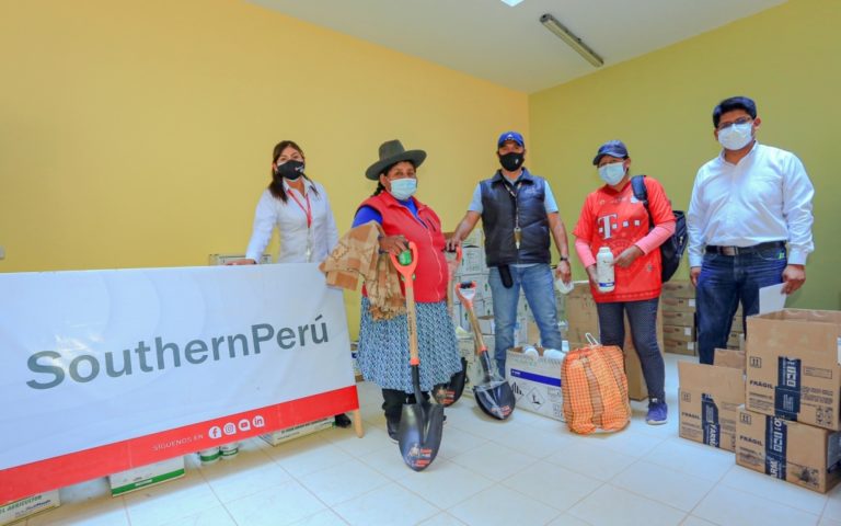 Southern Perú entrega fumigadoras, herramientas e insecticidas en Ilabaya