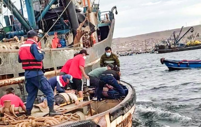 Dos pescadores casi pierden la vida tras caer a bodega de embarcación pesquera