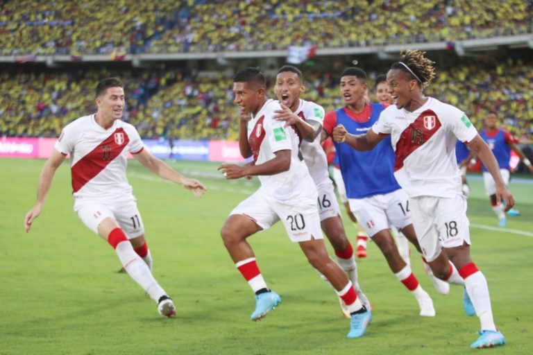 Perú derrotó 1-0 a Colombia y se pone en zona de clasificación al Mundial