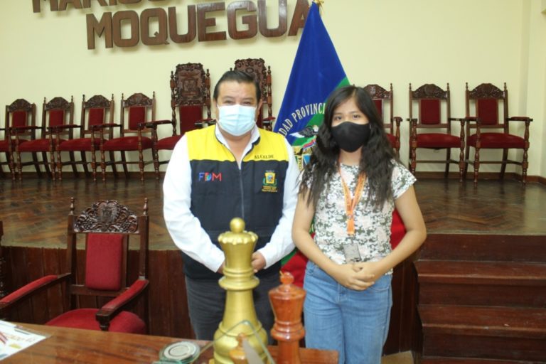 Compromiso cumplido: Alcalde de Mariscal Nieto entrega apoyo económico a favor de ajedrecista María Belén