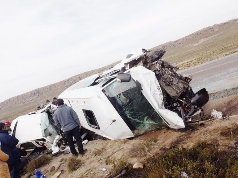 Choque entre minivan y auto en vía Arequipa – Puno deja 5 muertos