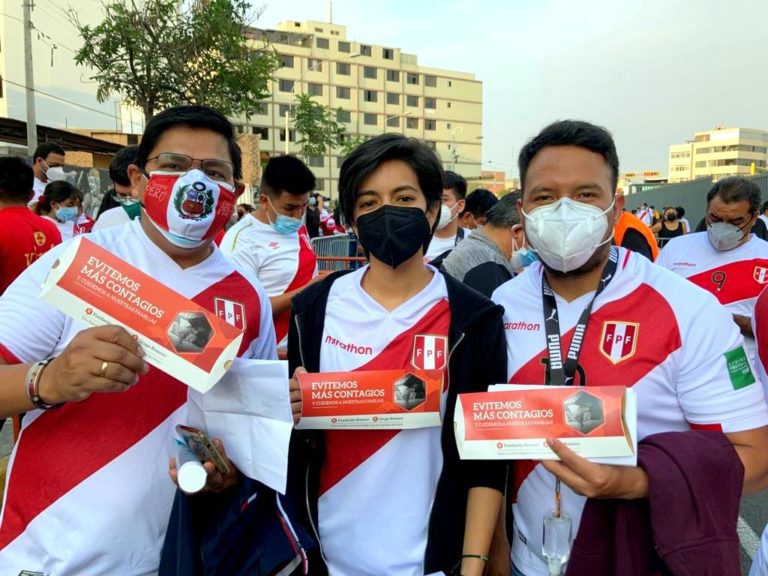 Fundación Romero entrega mascarillas a todos los hinchas asistentes al partido Perú – Ecuador