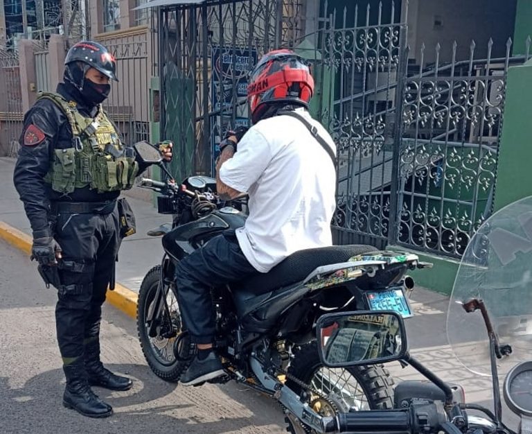 Arequipa: Policía detiene a cuatro motociclistas con documentación falsa