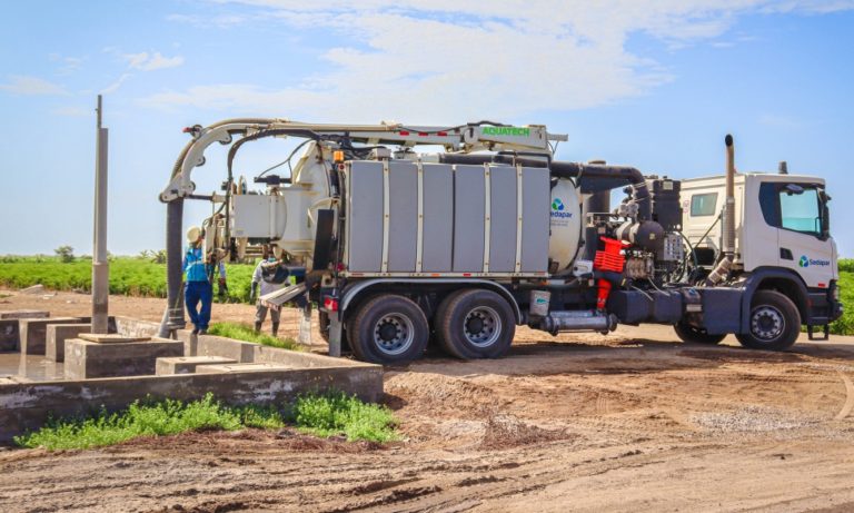 Punta de Bombón: realizan mantenimiento en pozo séptico de aguas residuales