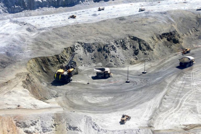 El sector minero tributa 23 veces más que el sector agrícola en el Perú