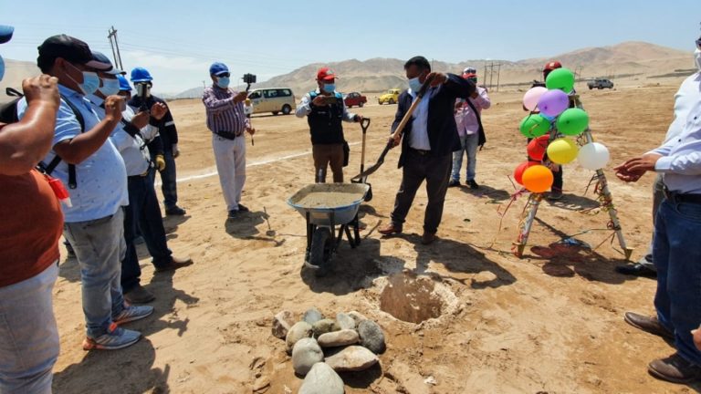 Colocan primera piedra para construcción de mercado en El Algarrobal