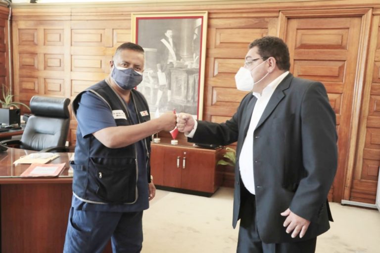 Ministro de Salud se compromete a poner especialistas a disposición de Arequipa