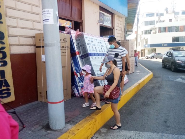 Mollendo: Tienda EFE pone en riesgo a la población exhibiendo productos en la vereda