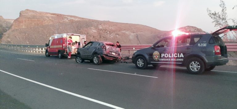 Mollendo: Tres heridos al volcarse auto en la Costanera norte