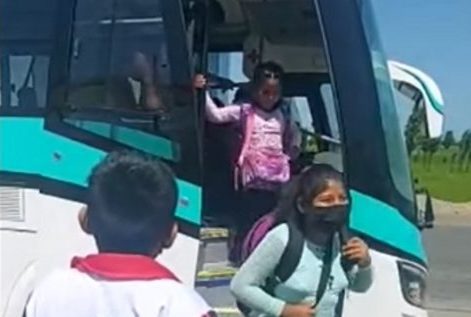 Deán Valdivia: municipio habilita un bus y una combi para trasladar estudiantes