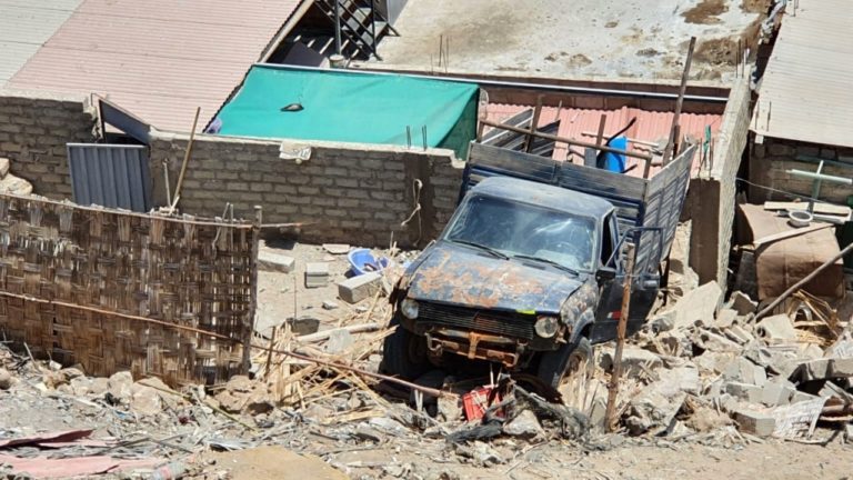 Ilo: familia salva de morir al caer camioneta en su casa en Nueva Esperanza