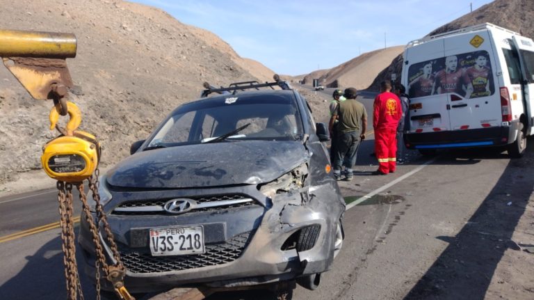 Matarani: Cuatro heridos en choque de auto con minivan de “Nueva Flecha”