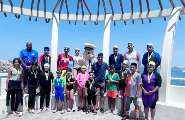 Clausuran temporada verano 2022 de academia de natación “Los Tritones”