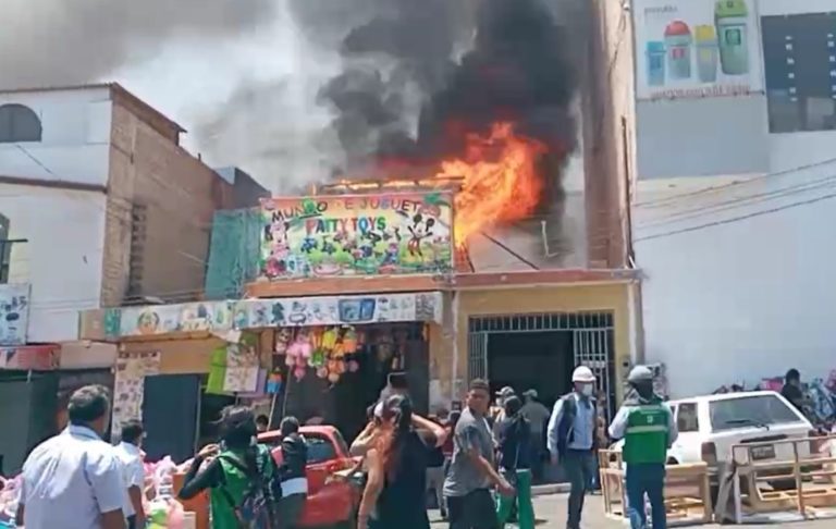 Fuego consume almacén de juguetería ubicado en la parte baja del mercado Pacocha 