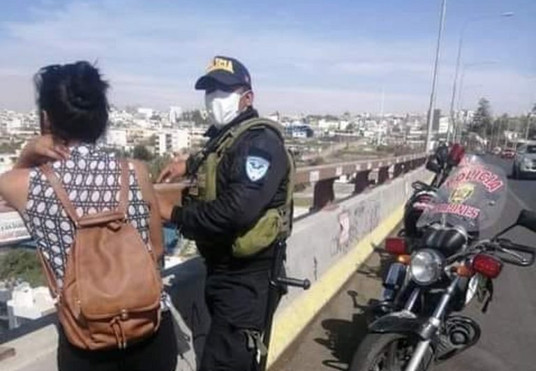 Arequipa: por poco, mujer se lanza al vacío desde el Puente Chilina