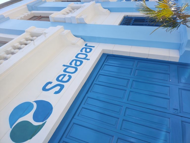 Colapso de tubería de agua genera aniego en Mollendo