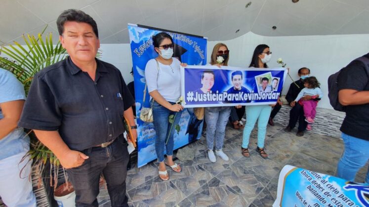“Justicia para Kevin” fue el pedido en el último adiós a médico ileño     2 Sepelio del medico Kevin Jordan Lucano Tejada 02032022 3 La Prensa Regional