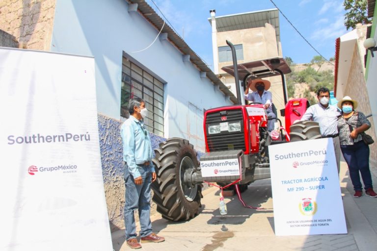 Southern Perú donó tractor agrícola para la Junta de Usuarios de Torata