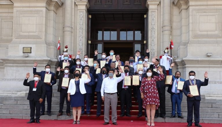 Alcalde de Mariscal Nieto recibe Premio Nacional “Sello Municipal”