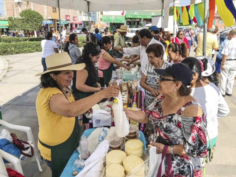 Explanada de Villa Lourdes: recinto para feria de emprendedores y productores