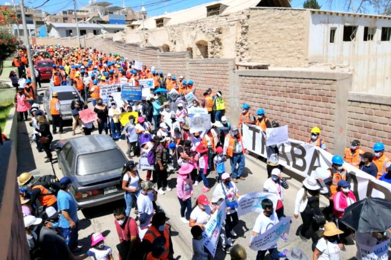 Centenares de trabajadores de Cuajone y sus esposas marcharon en Moquegua