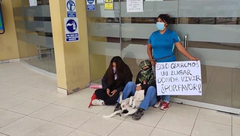 Ilo: Mujer se encadena en puerta de la Agencia Municipal pidiendo un lote para poder vivir