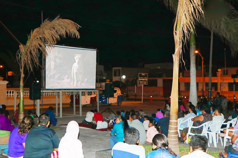 “Cine para todos” en plaza 28 de Julio de Punta de Bombón