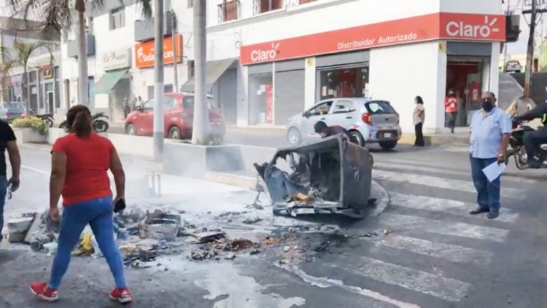 Mollendo: Sospechoso pirómano quema tres contenedores de basura en menos de 15 minutos