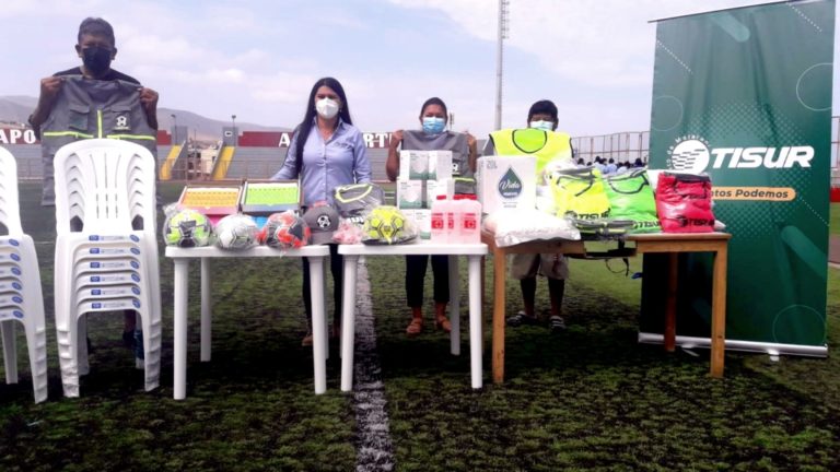 Tisur entrega implementos deportivos para liga de fútbol de Mollendo