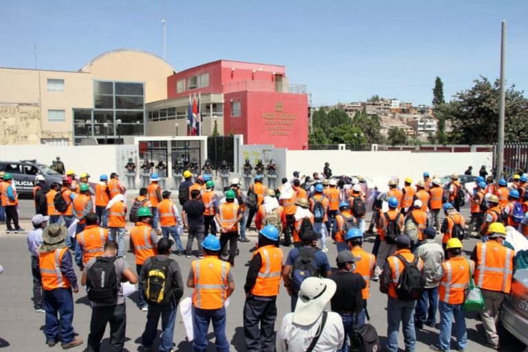 Trabajadores de Cuajone en pie de lucha, exigen les repongan el agua