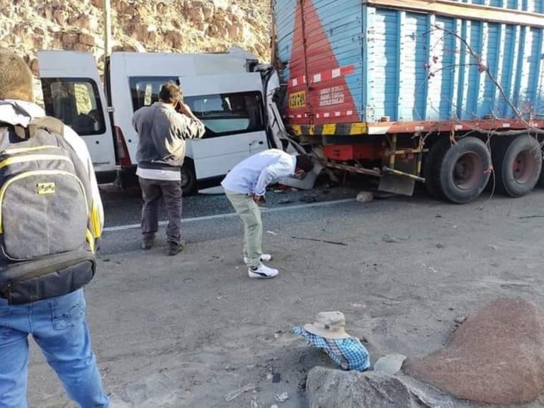 Arequipa: choque entre minivan y camión deja 2 fallecidos
