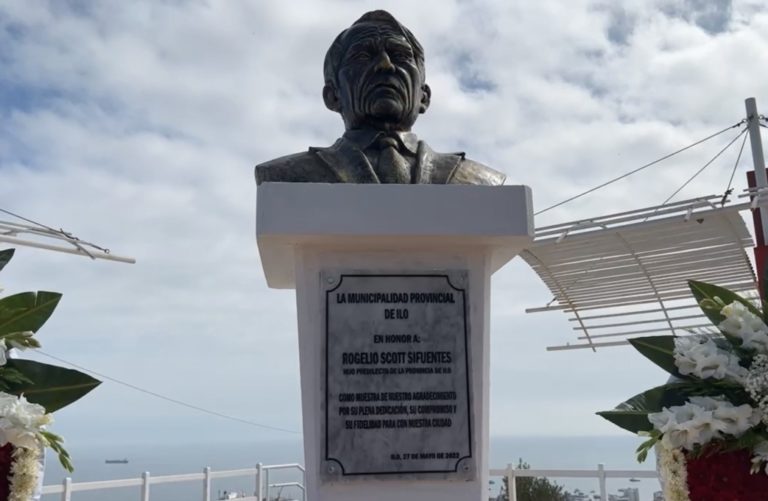 Develan busto y placa de Rogelio Scott Sifuentes, hijo predilecto de la provincia de Ilo