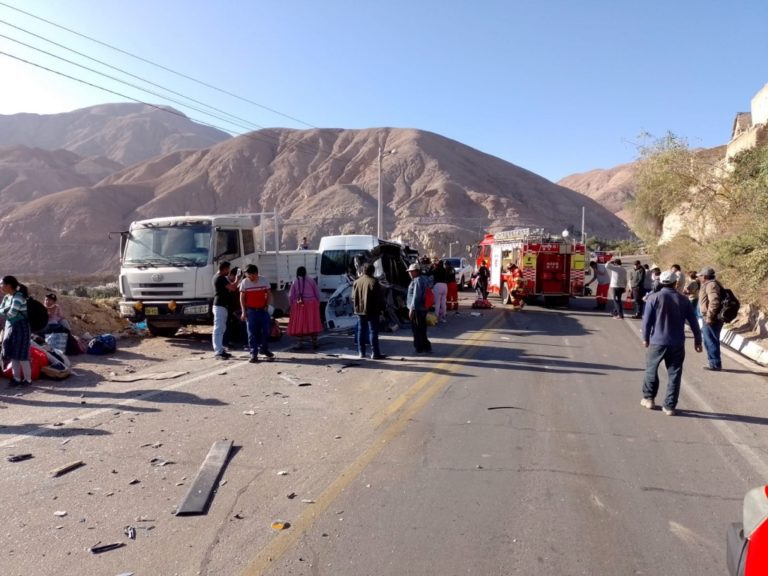 14 heridos: minivan y bus chocan frontalmente en la binacional