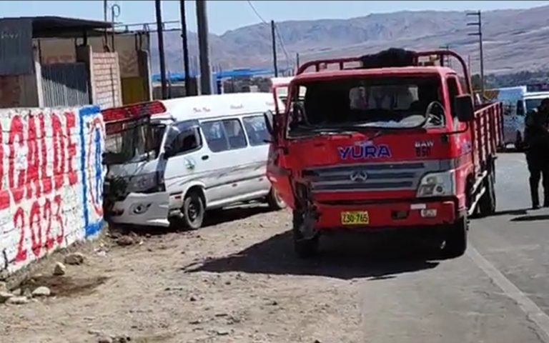 Moquegua: Choque entre combi y camioncito deja como saldo un herido