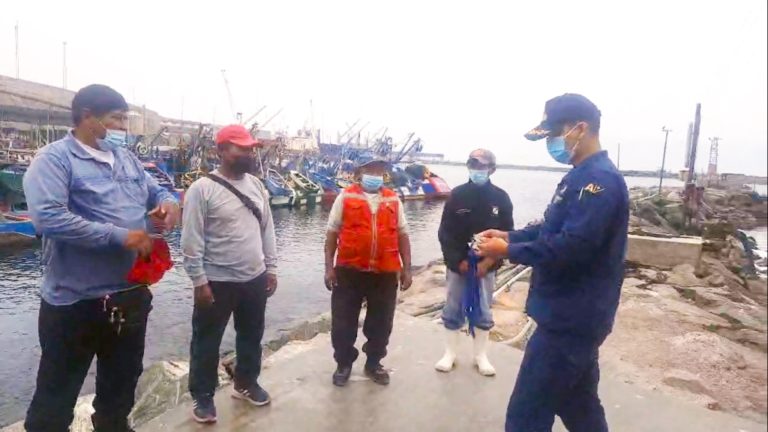 Matarani: Capitanía del Puerto de Mollendo entrega carné a “chalaneros” empadronados