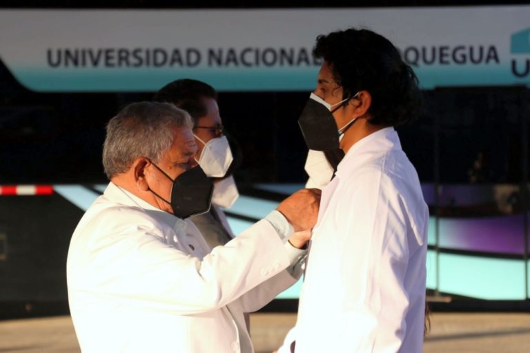 Imponen mandiles a estudiantes de medicina de la UNAM 
