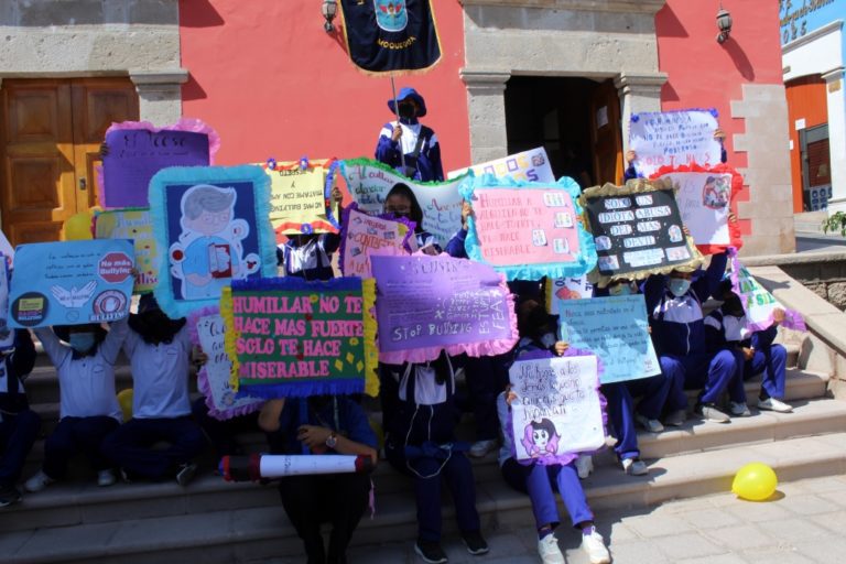 Estudiantes realizan marcha por el Día Internacional contra el Bullying