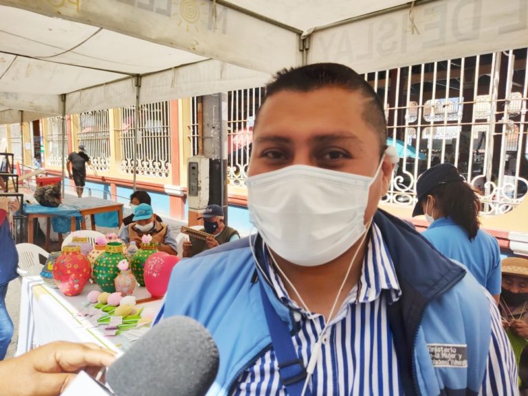 Adultos mayores del centro Fernando Carbajal exponen sus productos en feria