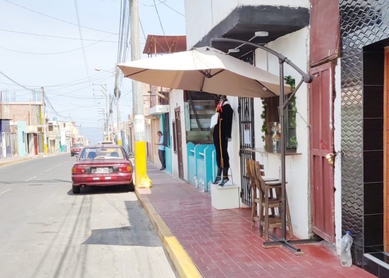 Calle Iquitos: Denuncian ocupación de vereda con sombrilla, bancos y maniquí