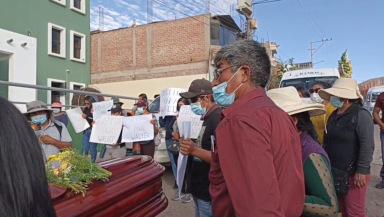 Llevan ataúd de Walter Mamani hasta la Región Policial para exigir justicia