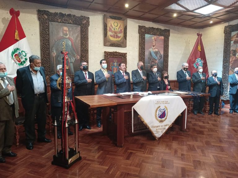 Club Piérola distingue a alcalde de Islay Edgar Rivera en Arequipa