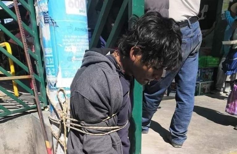 Arequipa: atan y azotan a sujeto en mercado de Río Seco