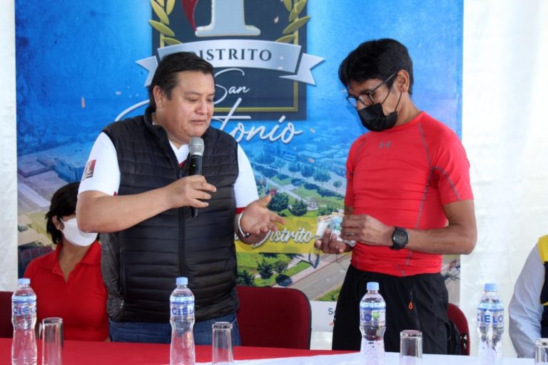 Alcalde Cárdenas y personal de la MPMN se ponen de pie y apoyan a atleta Andrés Huanca