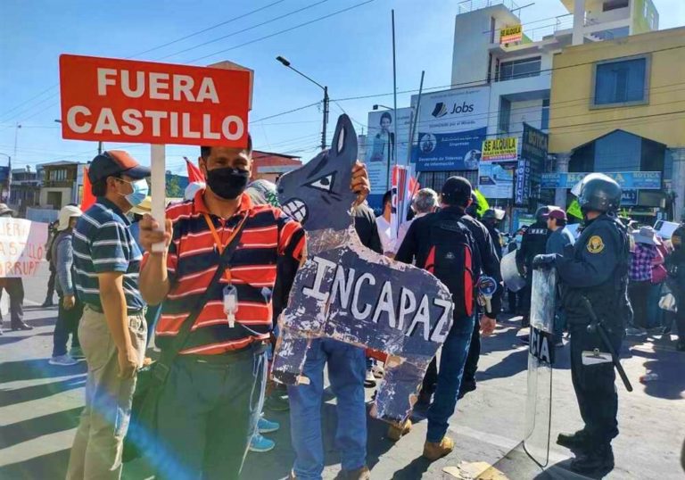Seguidores y opositores de Pedro Castillo se enfrentan en exterior de sesión de la PCM